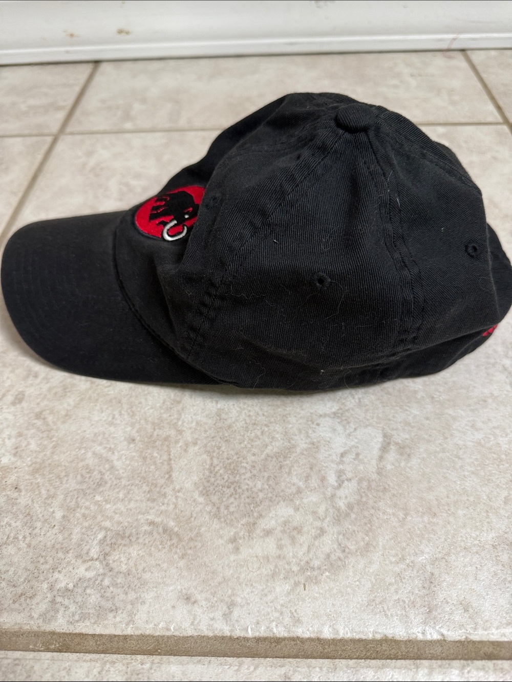 Mammut Hat Flexfit Stretch Baseball Cap Black Red Mammoth Logo L-XL Unisex - Picture 4 of 12